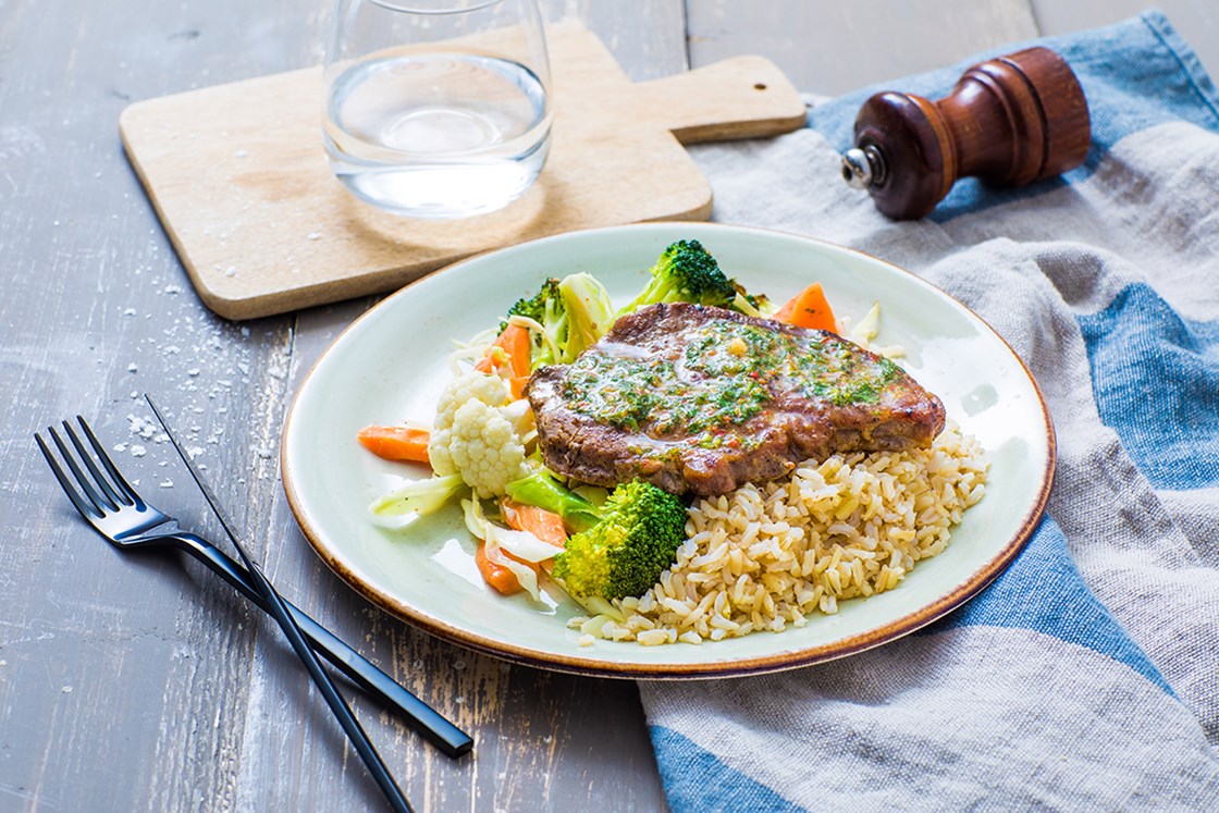 Grillet svinenakke med fullkornsris, grønnsaker og kryddersmør