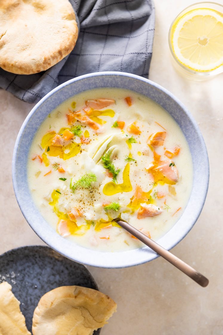 Fiskesuppe med laks, fennikel og gulrot, servert med nystekt brød