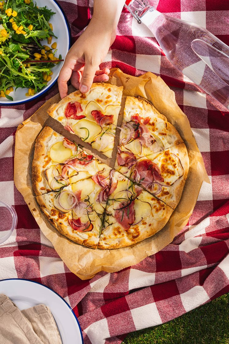 Kartoffelpizza bianco med lufttørret skinke og majssalat