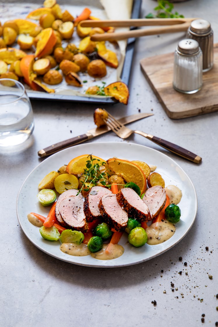 Indrefilet av svin med appelsinpoteter, rosenkål og urtesaus