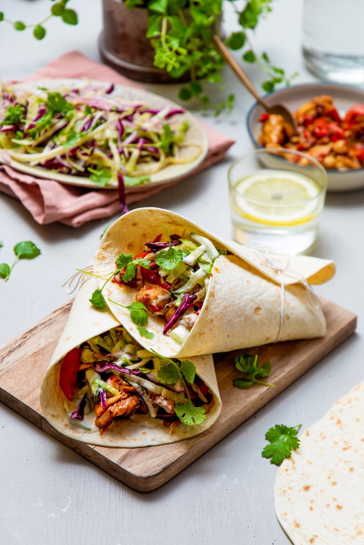 Kyllingwrap med indisk saus og kålsalat