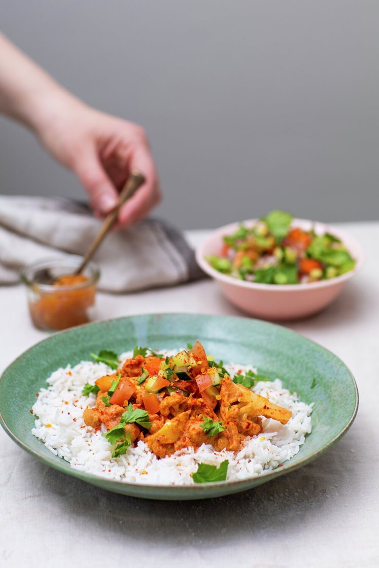 Butter chickpeas servert med basmatiris, kachumbersalat og frisk koriander