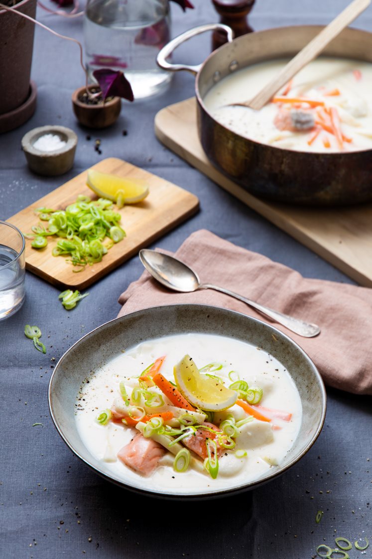 Mild fiskesuppe med laks, fiskeboller og rotgrønnsaker