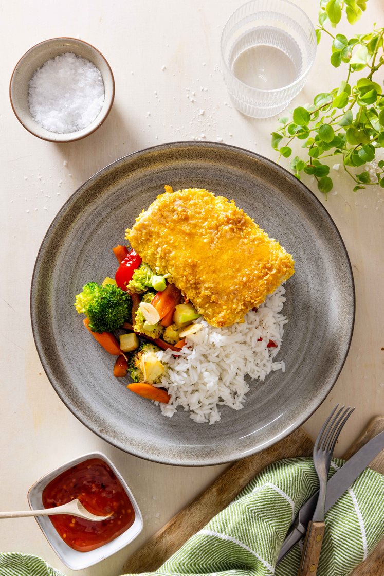 Panert seifilet med pannestekte grønnsaker, jasminris og sweet chili-saus