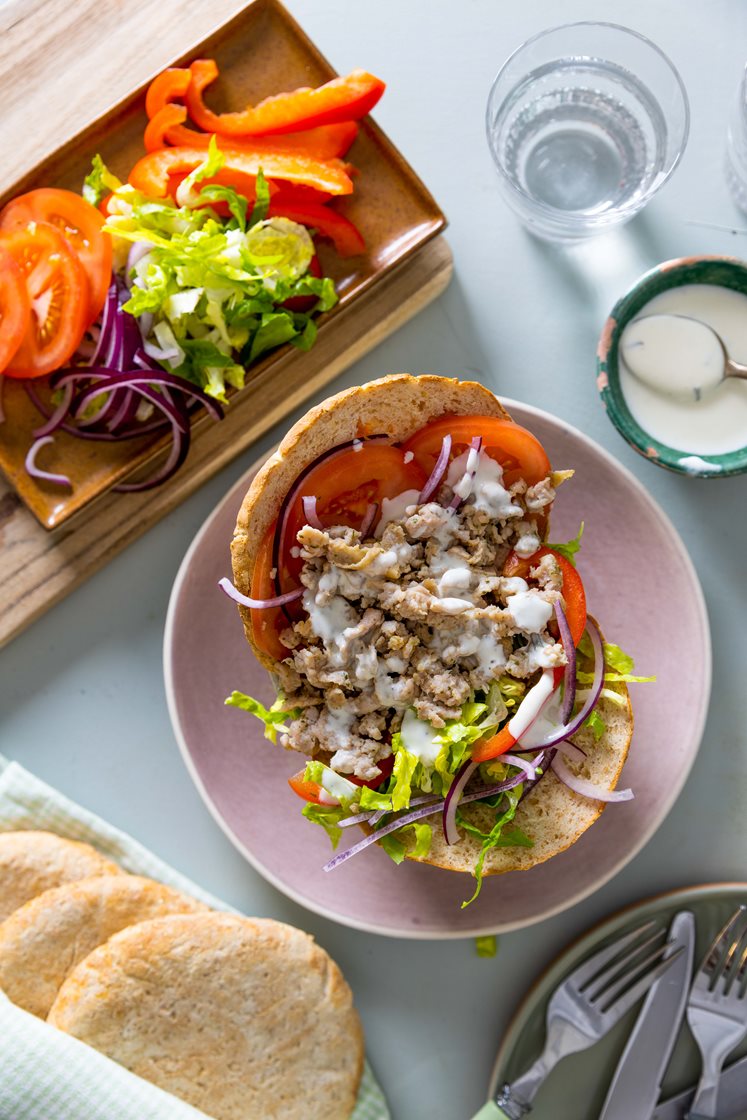 Lun pita med krydderstekt kyllingkjøttdeig, frisk grønnsakssalat og hvitløksdressing