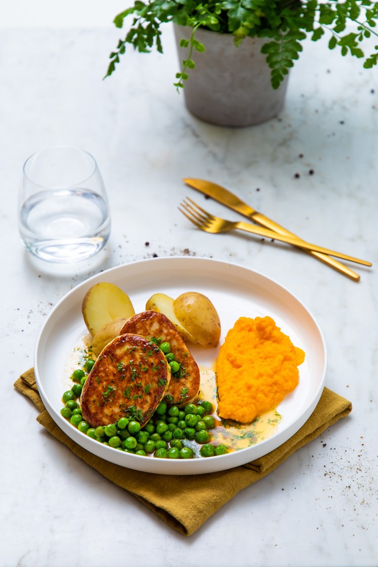Fiskekaker med gulrotpuré og kokte poteter servert med soyasmør med erter 