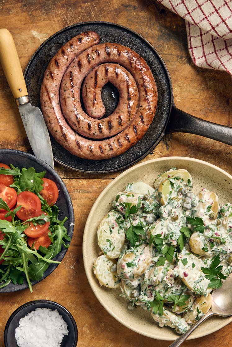 Grillad Toulousekorv med fransk potatissallad, kapris och persilja