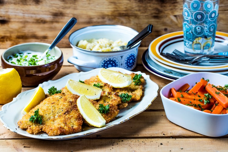 Svineschnitzel med potetmos og gulrot