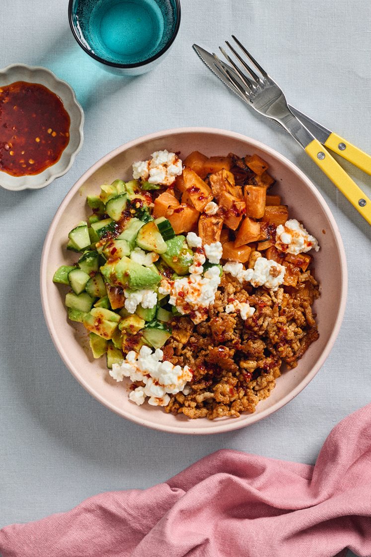 Hot-Honey søtpotetbowl med kjøttdeig og cottage cheese