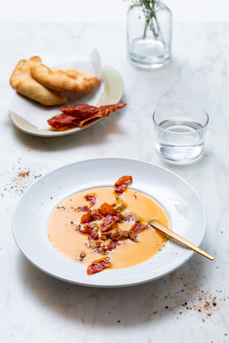 Gresskarsuppe med svinekam, sprø serranoskinke og steinovnsbakte multibrød
