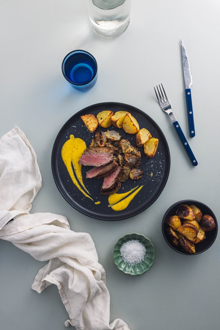 Oksetykstegsbøffer med bearnaise, hvidløgskartofler og bagte jordskokker