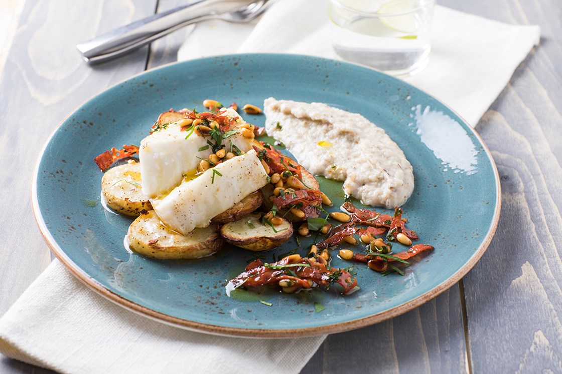 Skrei med jordskokkpuré, chorizo- og pinjekjerner 