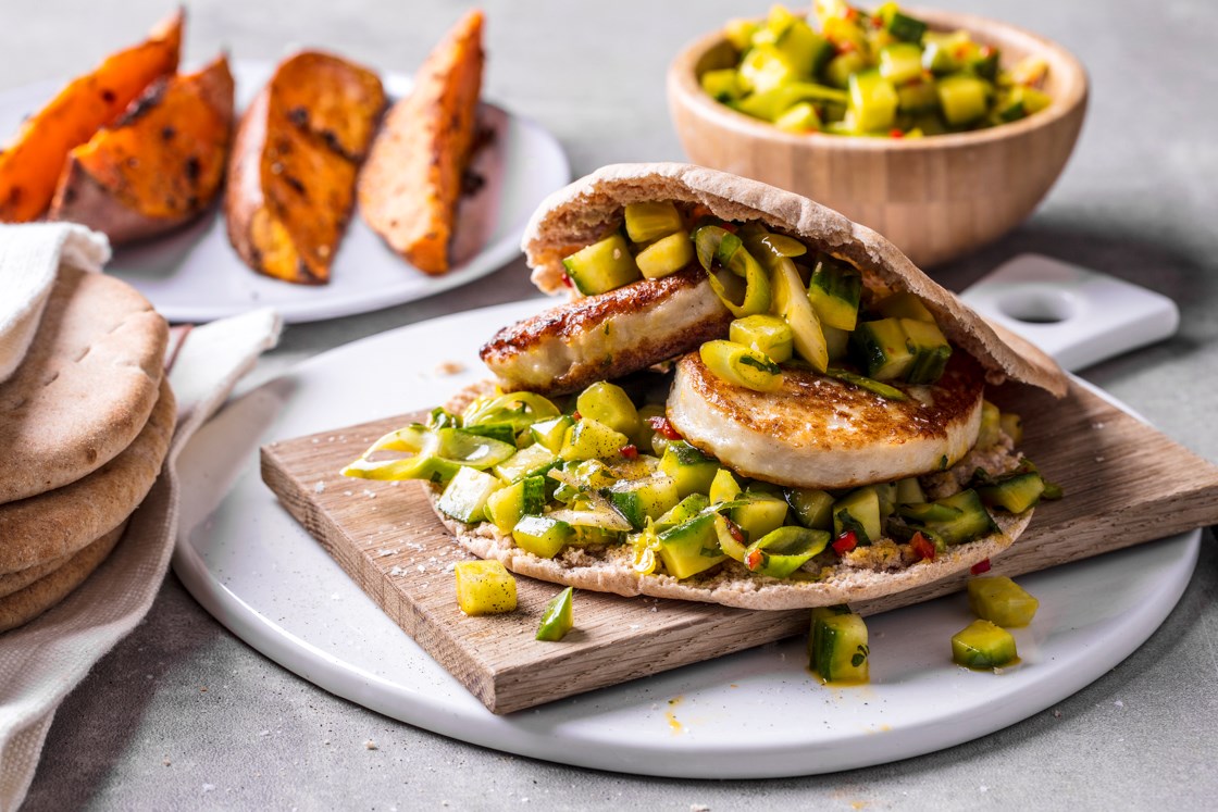 Fiskeburger i pita med agurk- og mangosalsa