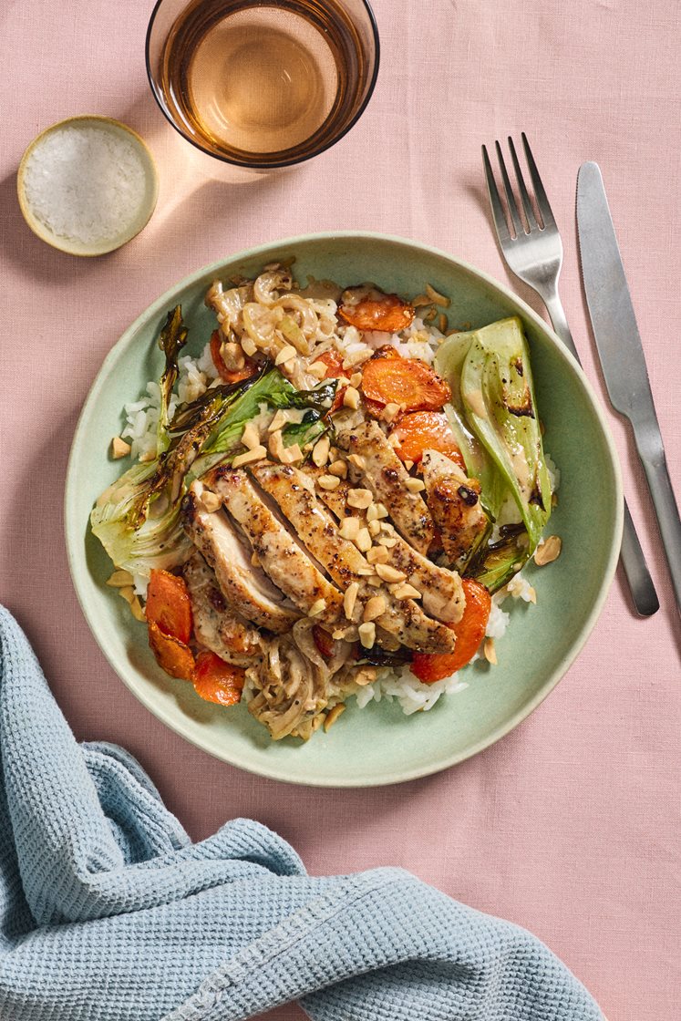 Sitruskrydret kyllinglårfilet i kokoskrem med bakt pak choy, jasminris og peanøtter