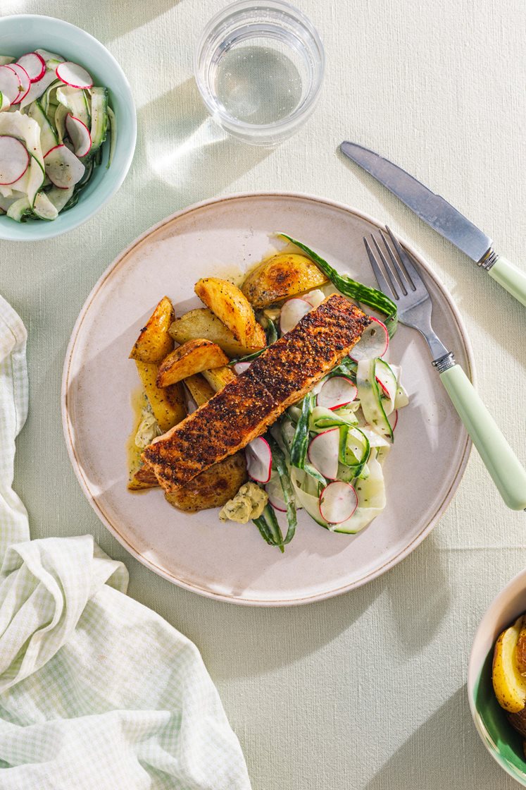 Grillet laksefilet og poteter med kryddersmør servert med kremet agurk- og reddiksalat
