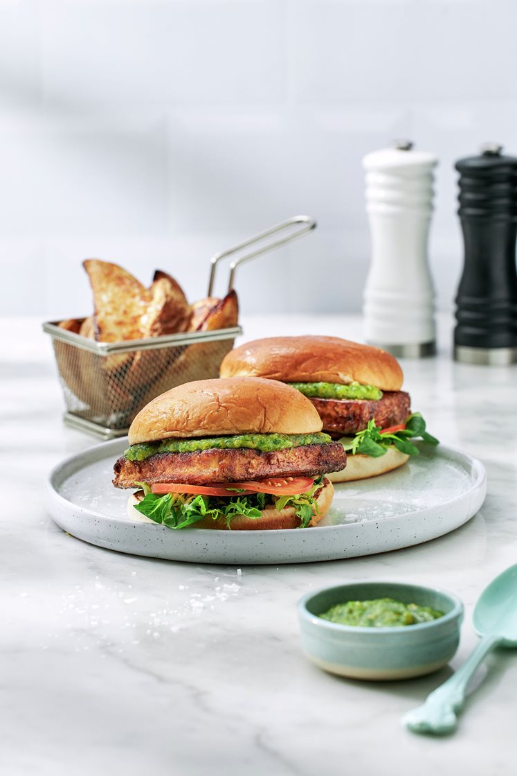 Hamburgare med crispy tofu, mangosås och klyftpotatis