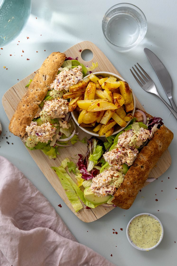 Tunfisk-sandwich med basilikumkrem, frisk salat og hjemmelagde fries