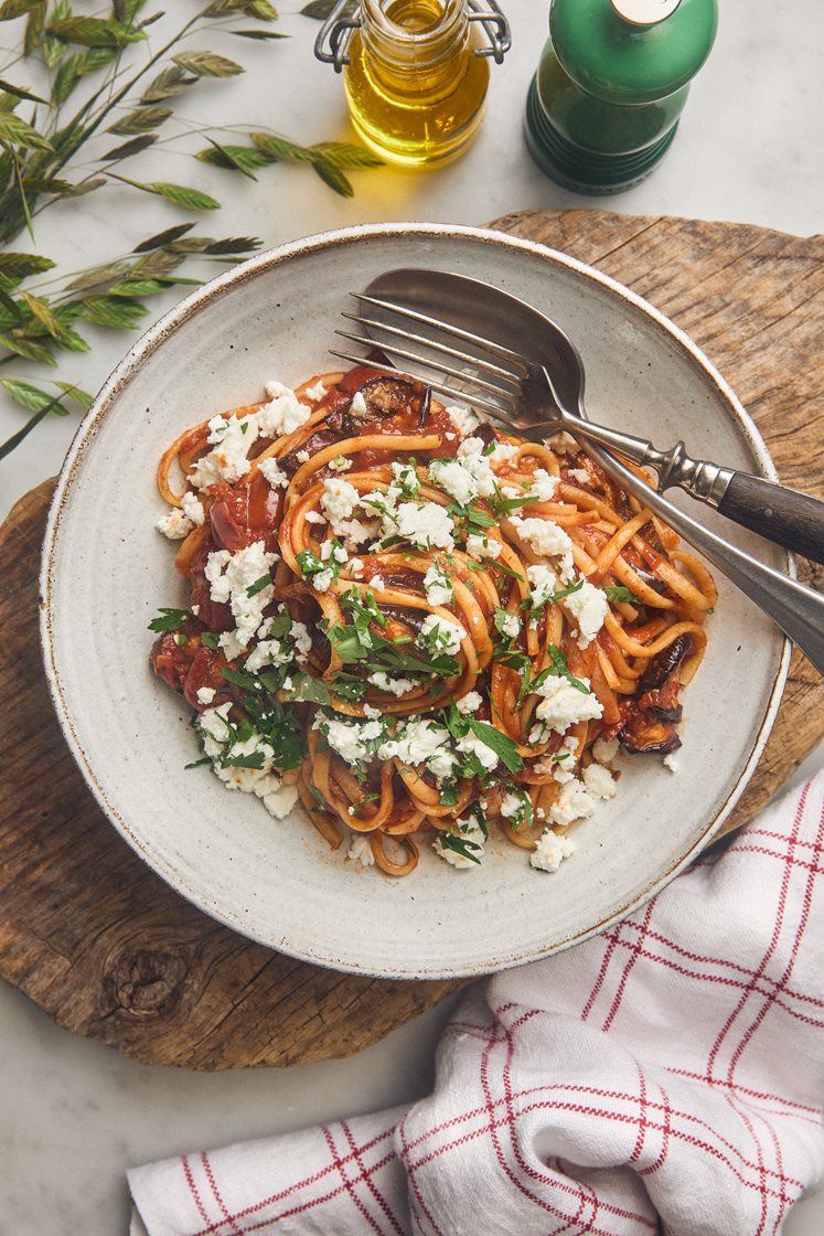 Linguine con melanzane - pasta med aubergine- och tomatsås och fetaosttopping