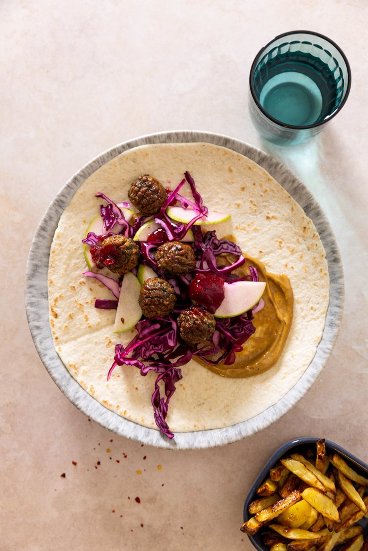 Reinsdyrboller i tortillas servert med potetfries, kålsalat, steinsoppaioli og tyttebær