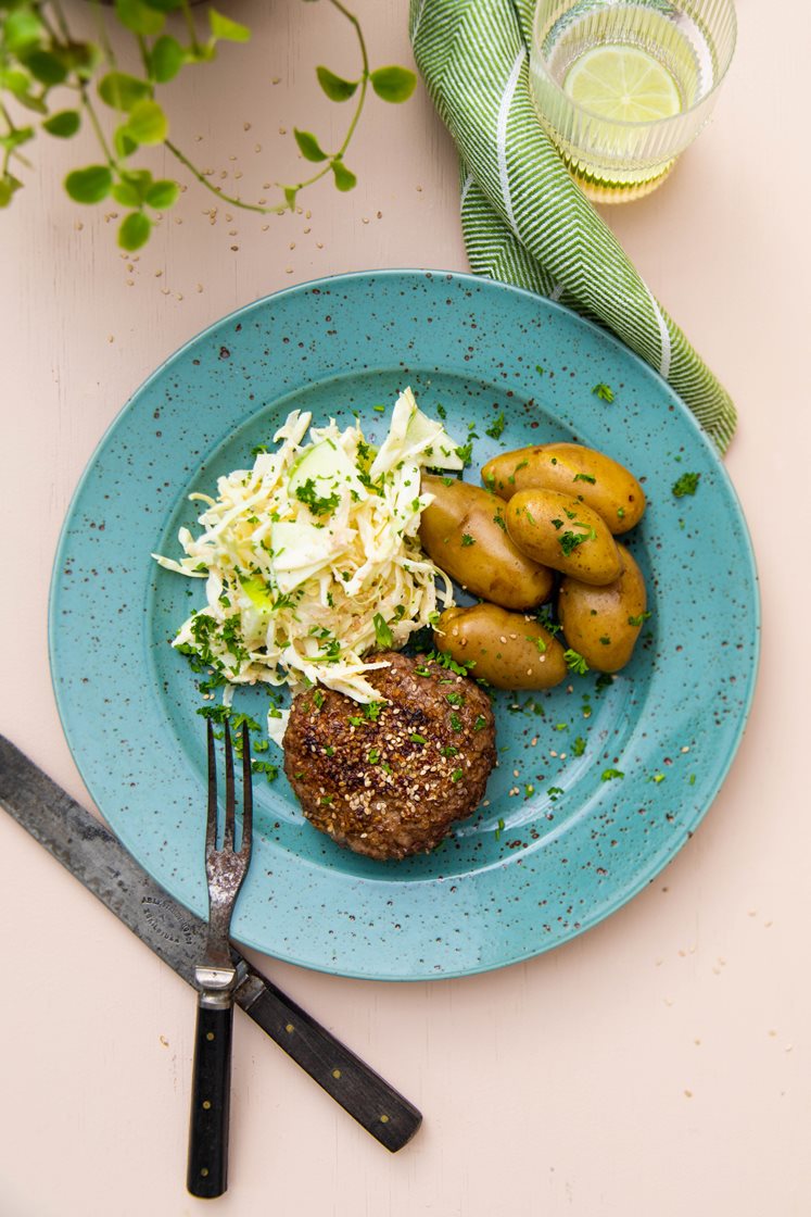 Hakkebøf med sennep, sesam, spidskålsslaw og kartofler