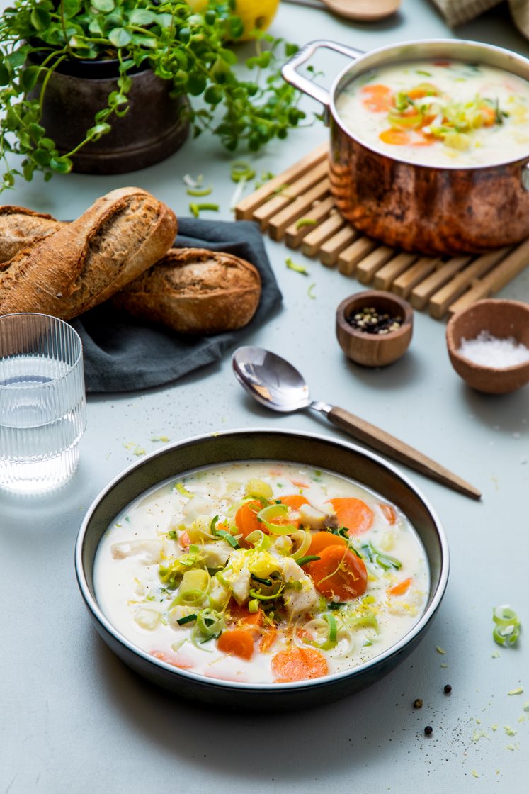 Hjemmelaget fiskesuppe med lyr, dill og grove bagetter