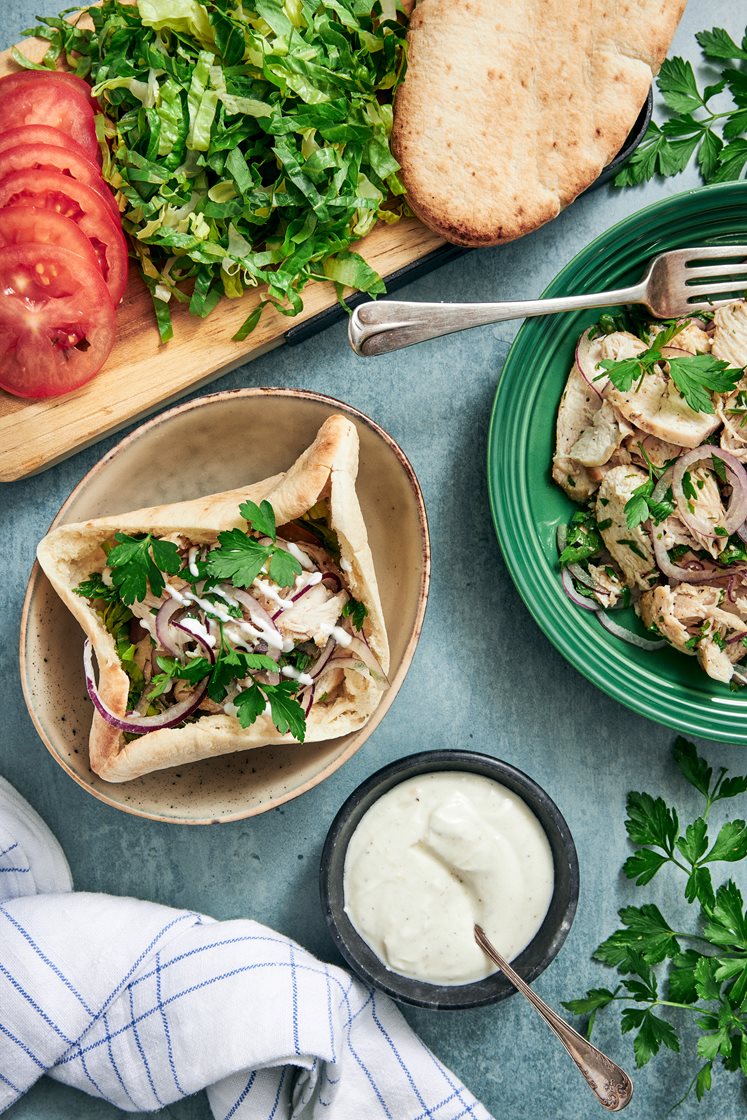 Kycklingkebab i pitabröd med persilja, spiskummin och rostad vitlöksyoghurt