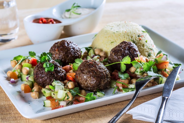Spicy kjøttboller med kikertsalat og ris