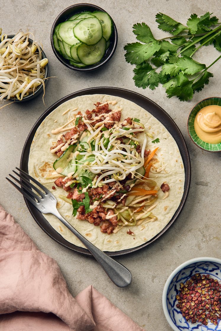 Taco med asiatisk färs, limesyrad gurksallad och ponzuslaw