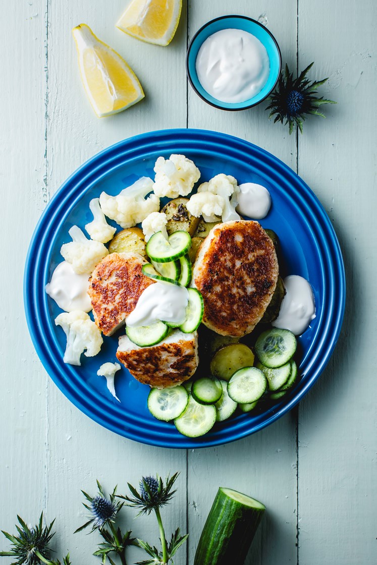 Koljekaker med frisk agurksalat, blomkål og ovnsbakte potetskiver