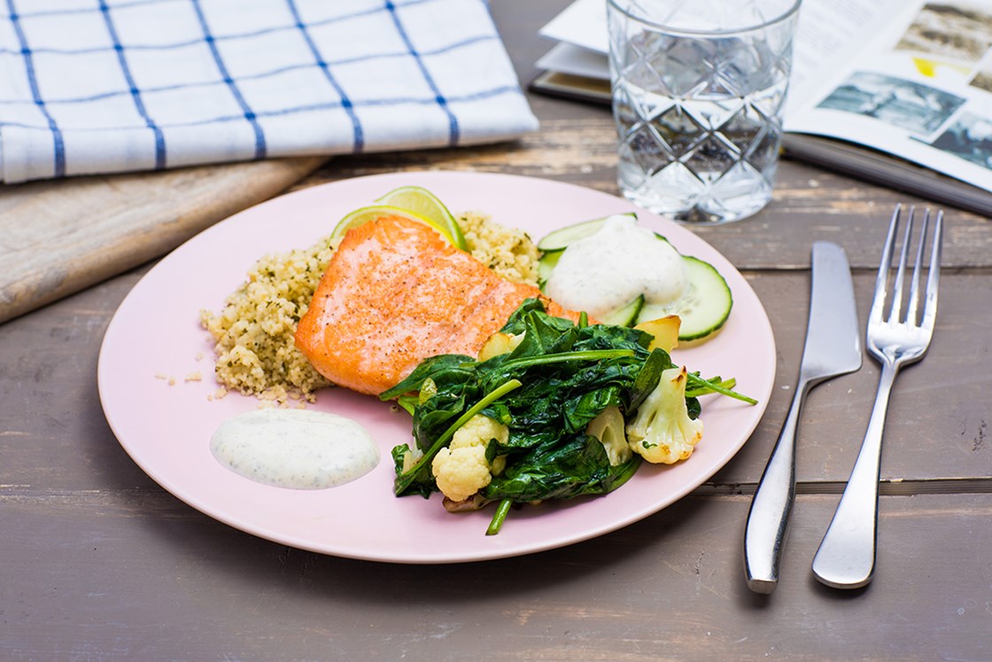 Laks med spinat og couscous