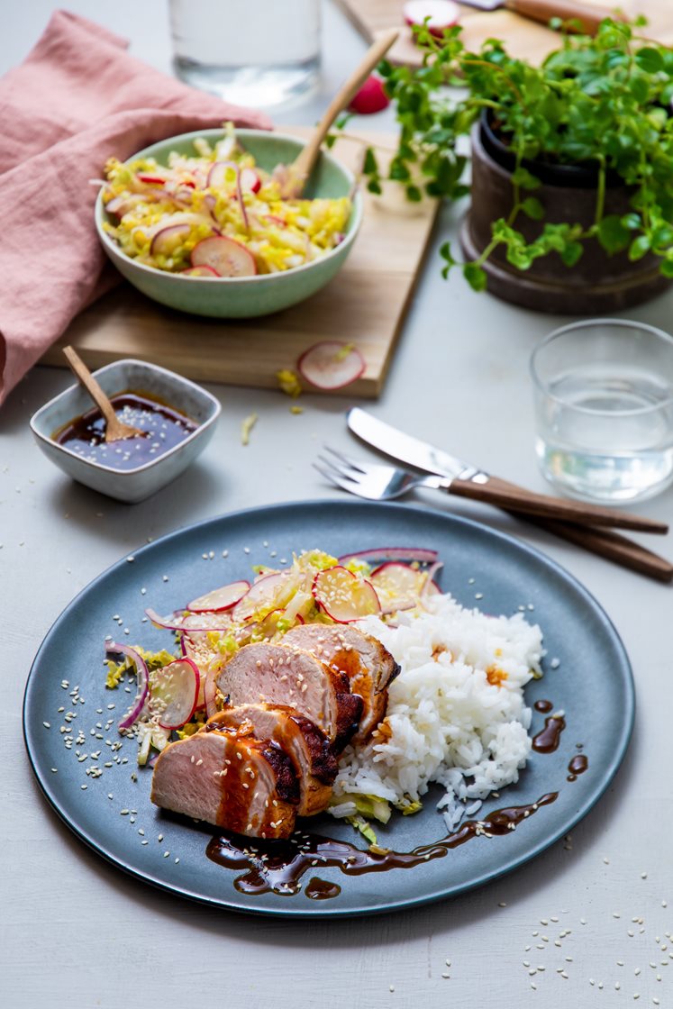 Teriyakibagt svinemørbrad med ris og kålsalat