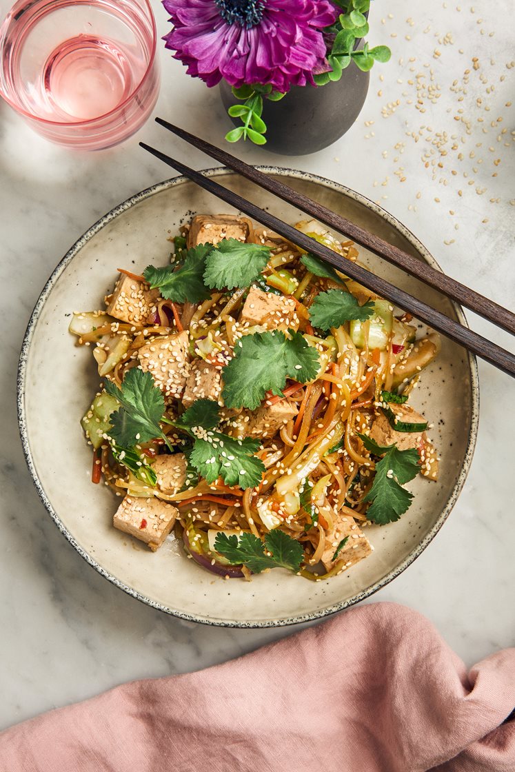 Risnudelwok med marinerad tofu, sesamfrön och koriander