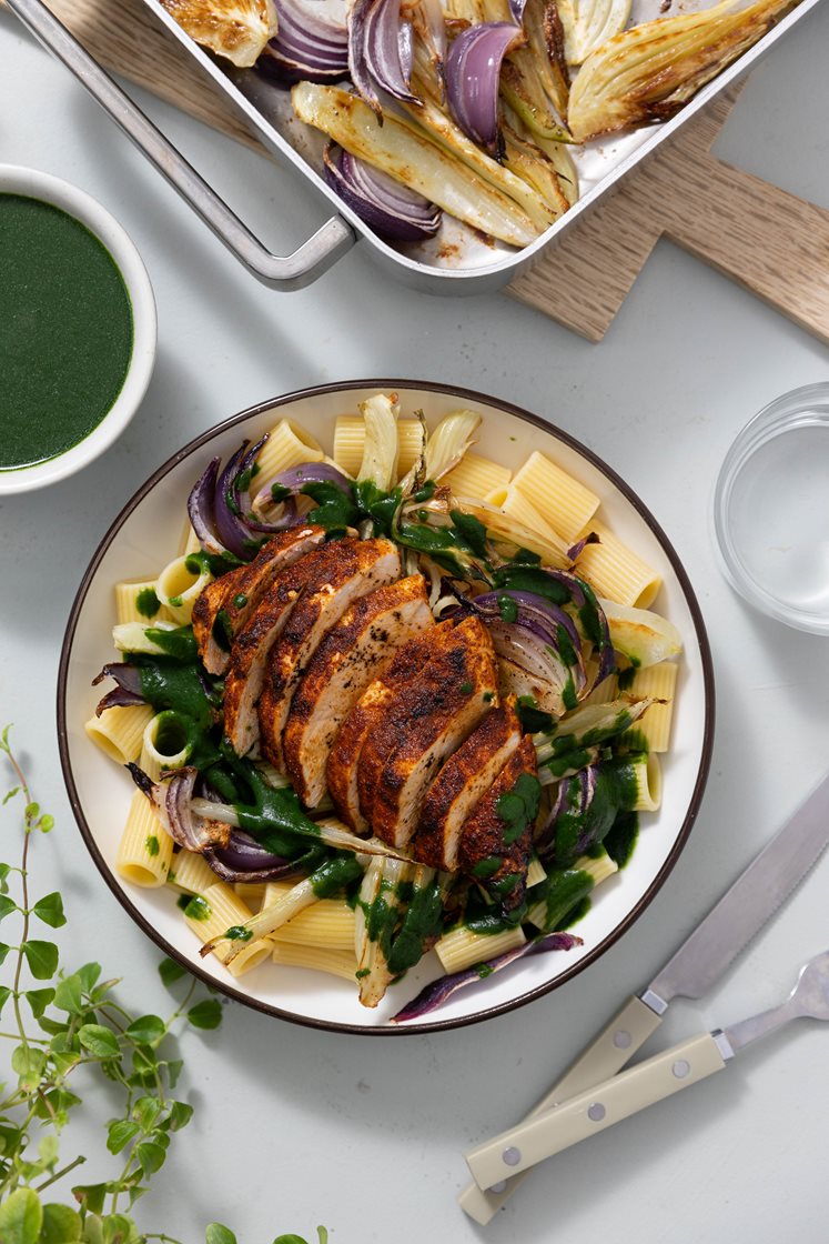 Pasta med cajunkylling og spinatsaus, bakt fennikel og rødløk