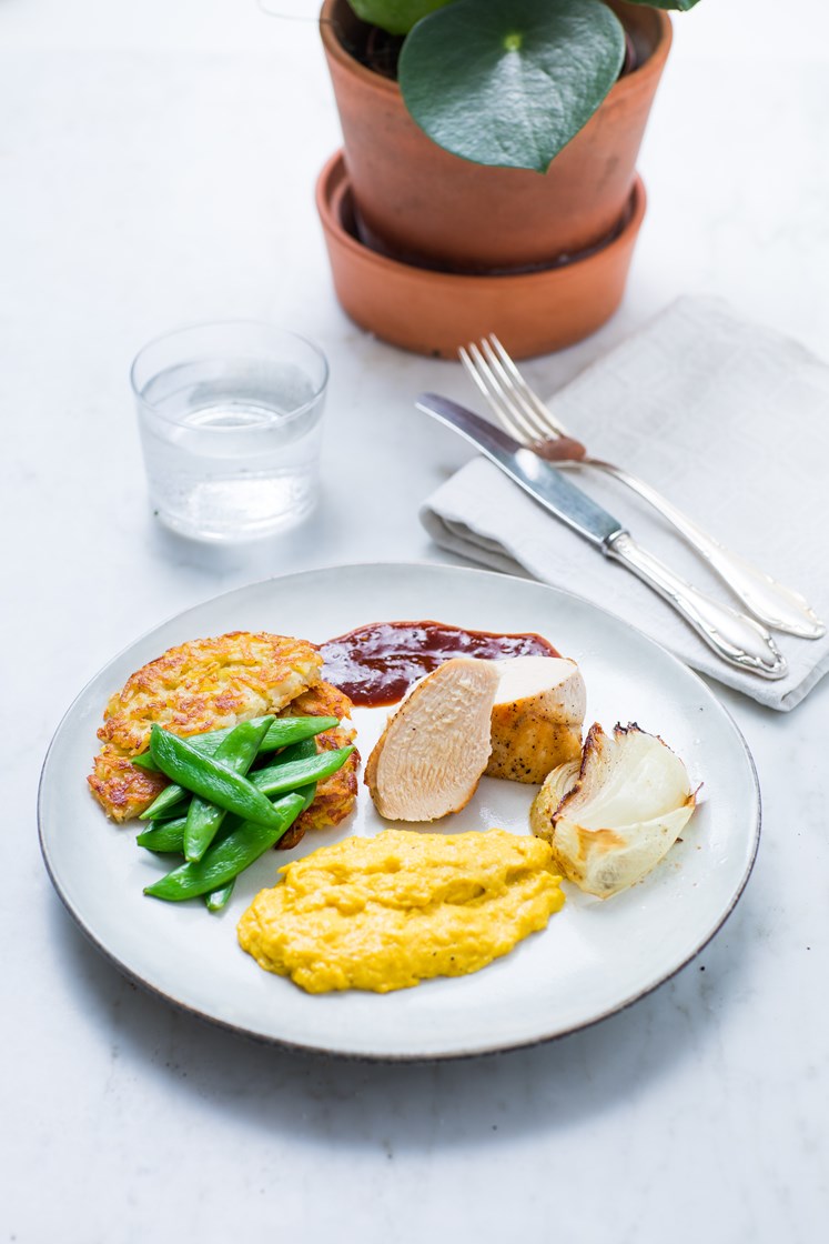 Kyllingbryst med kremet mais, revne potetkaker og BBQ-saus