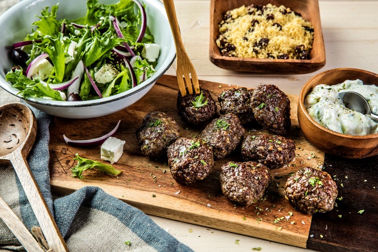 Lammekjøttboller med gresk salat, couscous og tzatziki  
