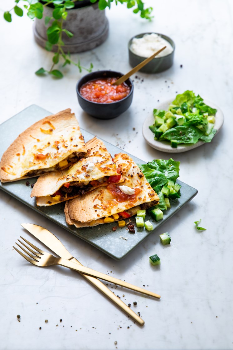 Quesadillas med tacokrydret kjøttdeig, frisk salat og tomatsalsa