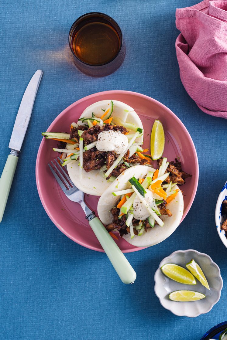 Steamed buns med hoisinglaserte plantechunks, sprø grønnsaker og aioli