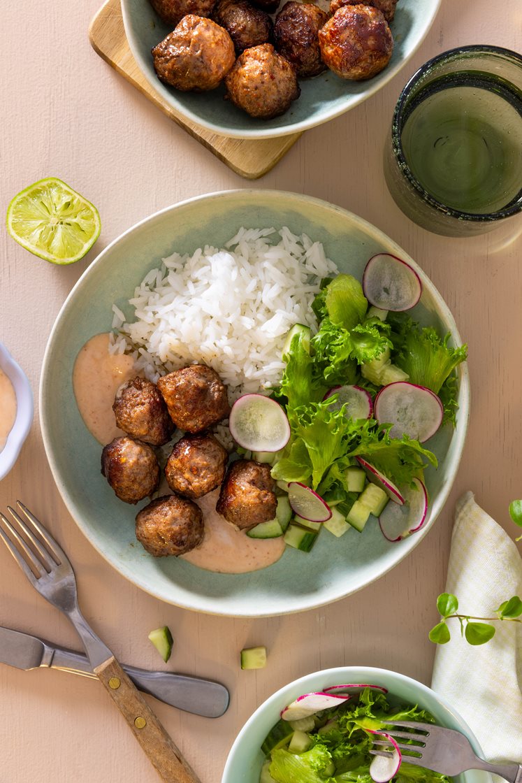 Asiatiske kjøttboller med jasminris, agurksalat og chiliyoghurt