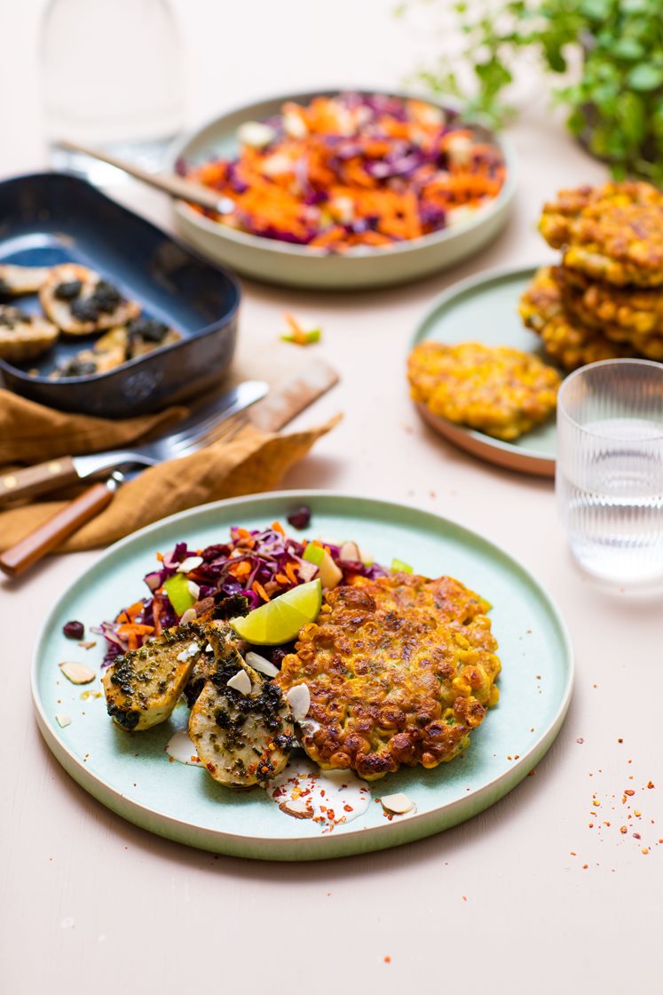 Kikertfritters med frisk råkostsalat og ovnsbakt småpotet med salsa verde