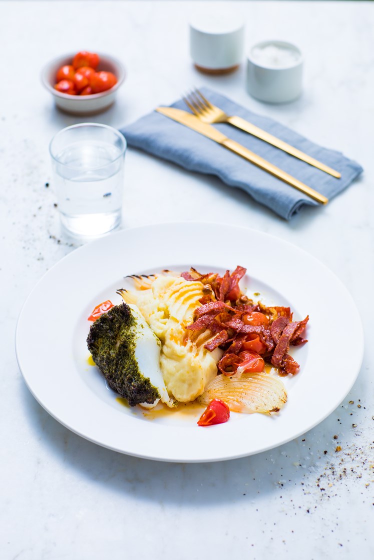 Pestobakt torsk med stekt chorizo og valnøtter, bakte cherrytomater og potetmos