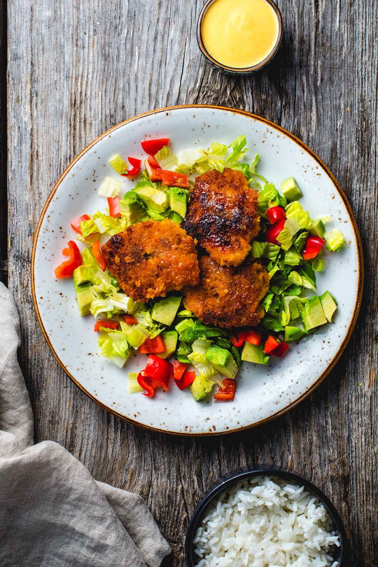 Crispy kylling med avokadosalat, basmatiris og mango- og chilisaus