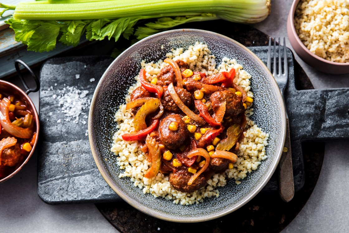 Grønnsaksboller med tomatisert saus og bulgur