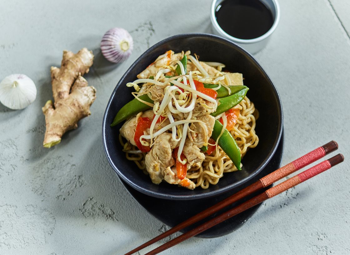 Stir-fry med kalkun og fuldkornsnudler