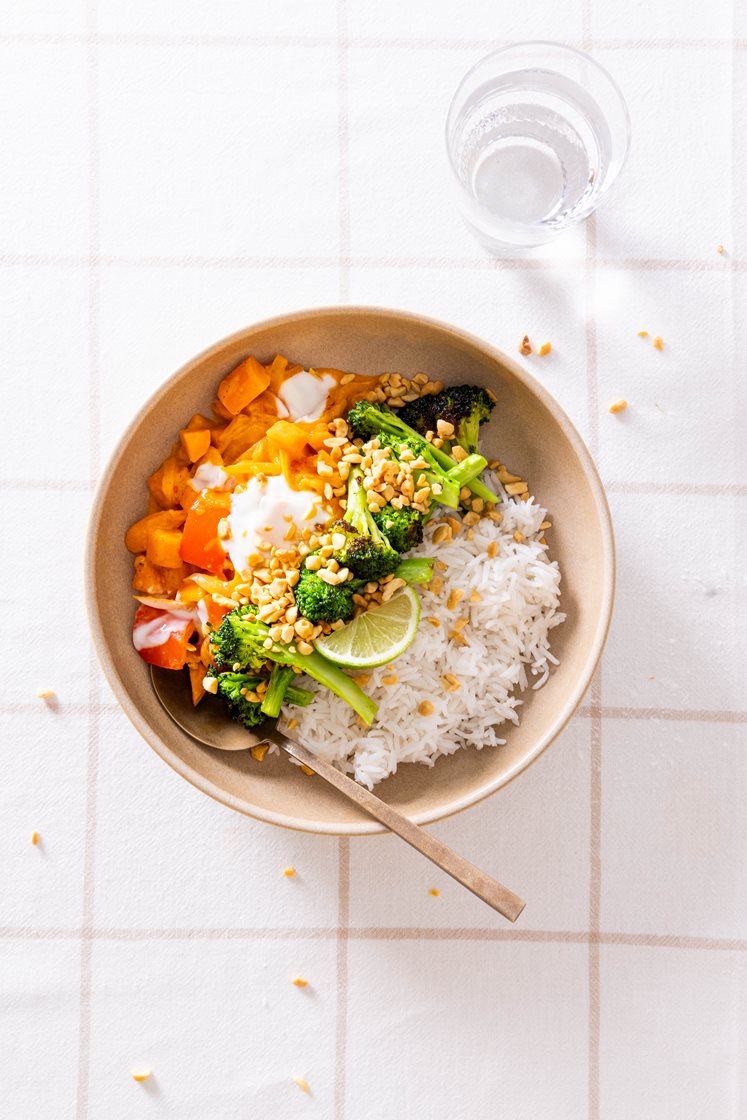 Grøntsagscurry med ris og stegt broccoli