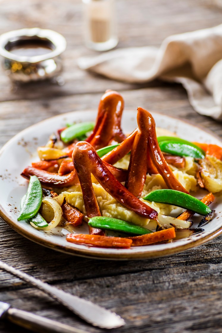 Blekksprutpølser med potetmos, bakt løk og gulrot, aspargesbønner og sjysaus