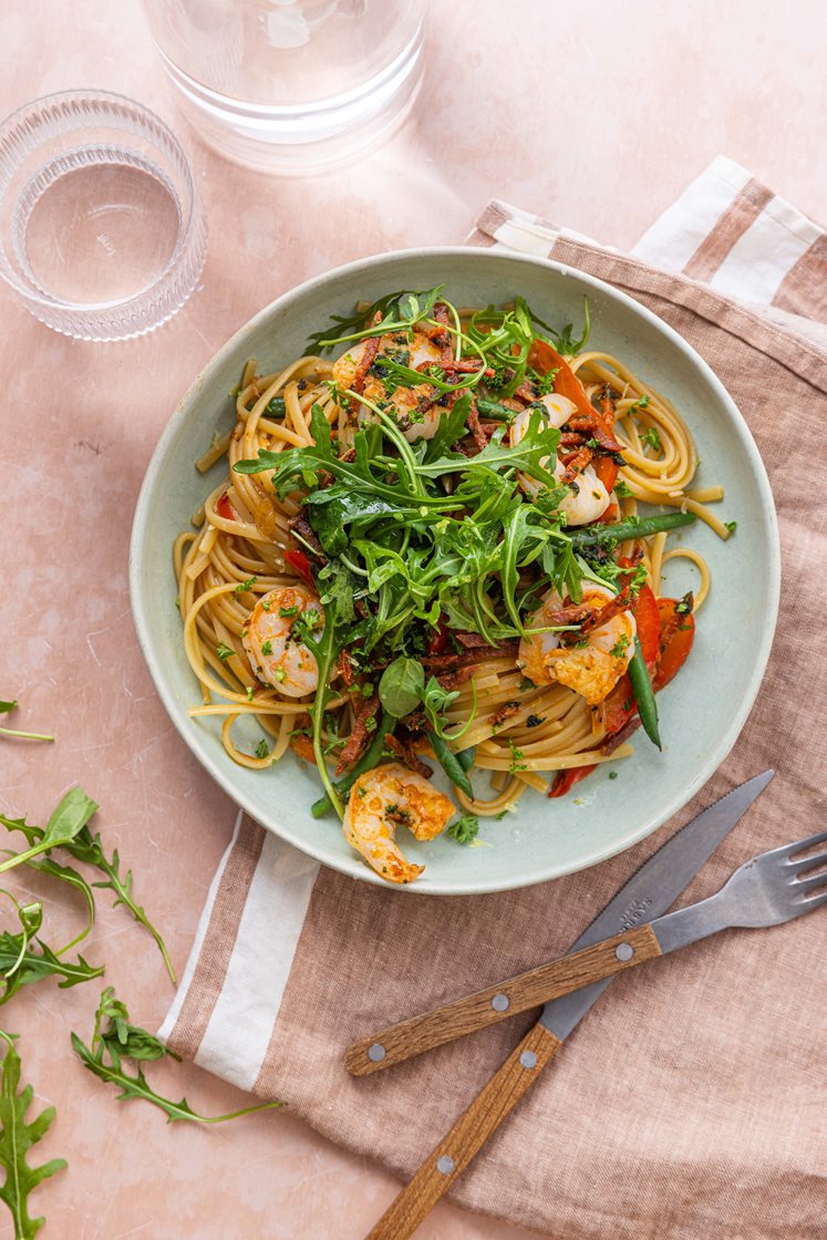 Pasta linguine med kæmperejer og chorizo i tomatsauce med grønne bønner