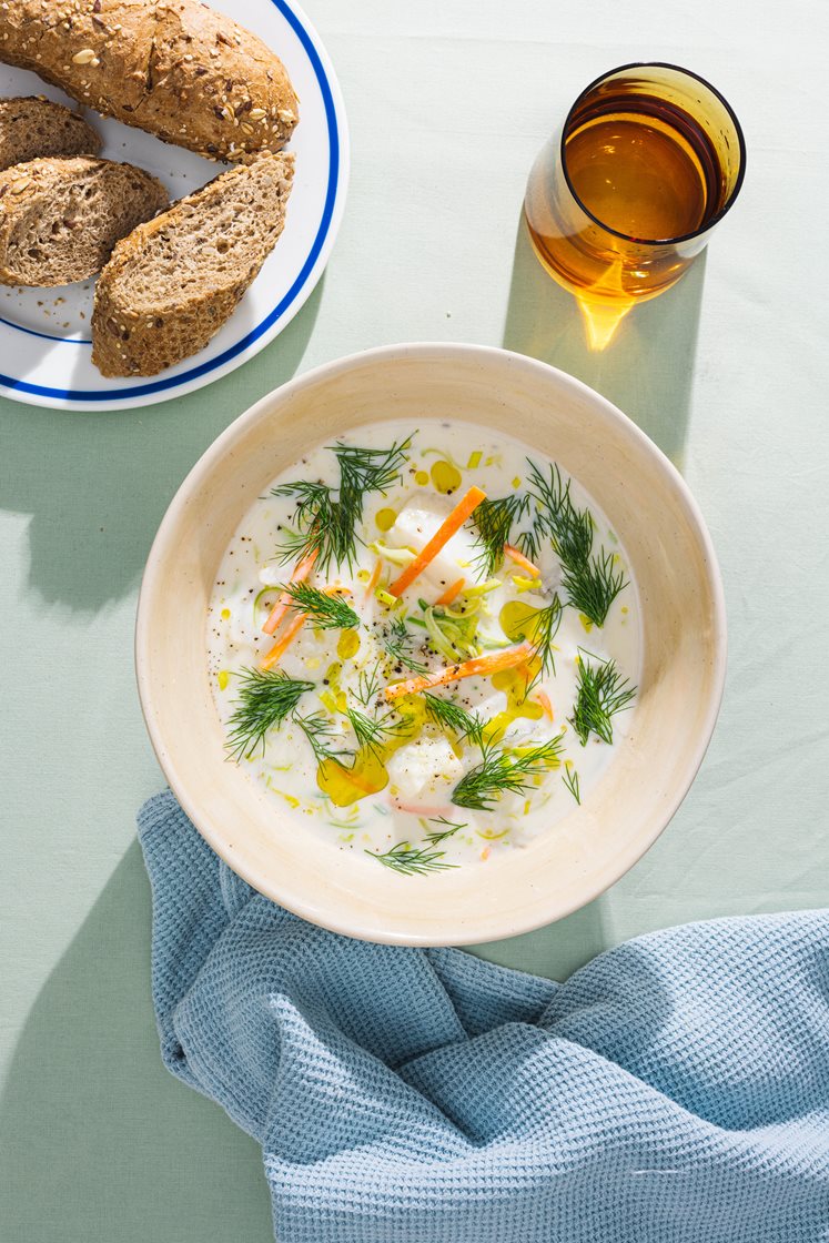Hjemmelaget fiskesuppe med lyr, dill og grove bagetter