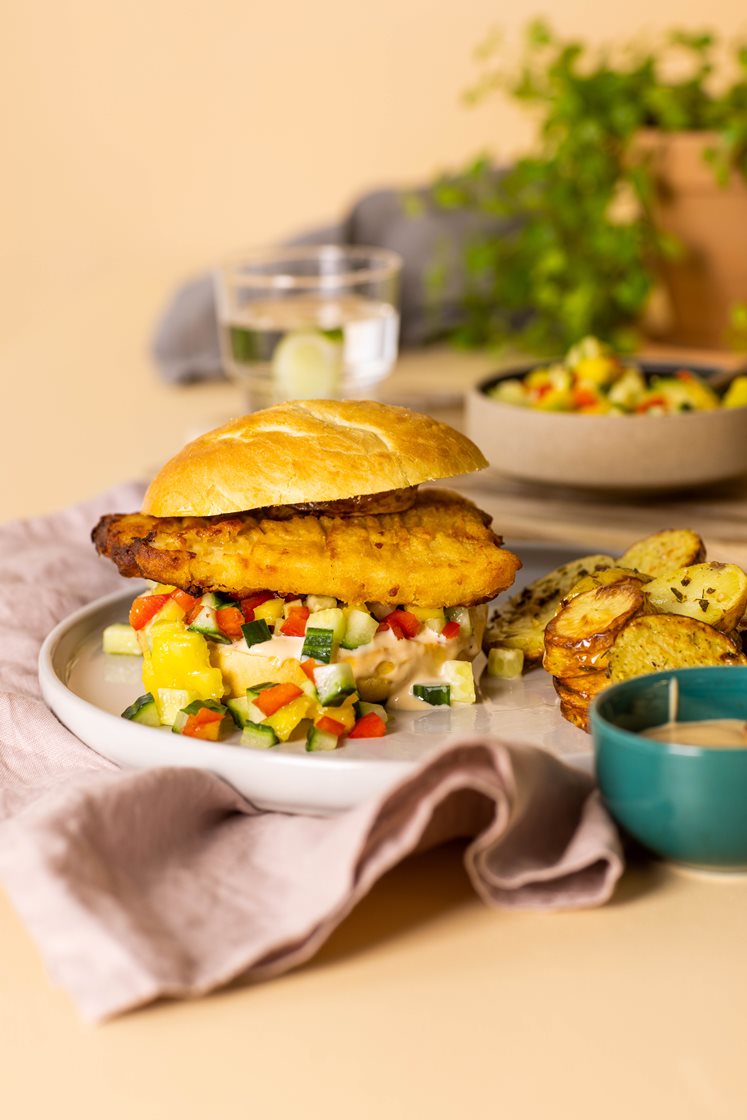 Sprø fiskeburger med mangosalat, soya- og ingefæraioli og ovnsbakte potetskiver