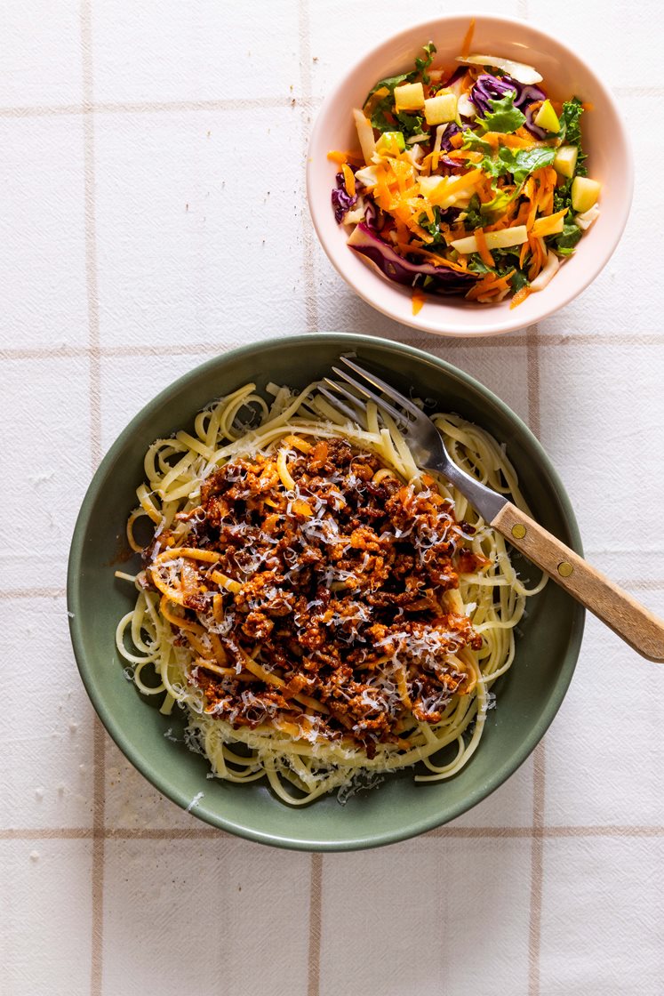 Linguine med mexi kødsovs og gulerods-kål råkost