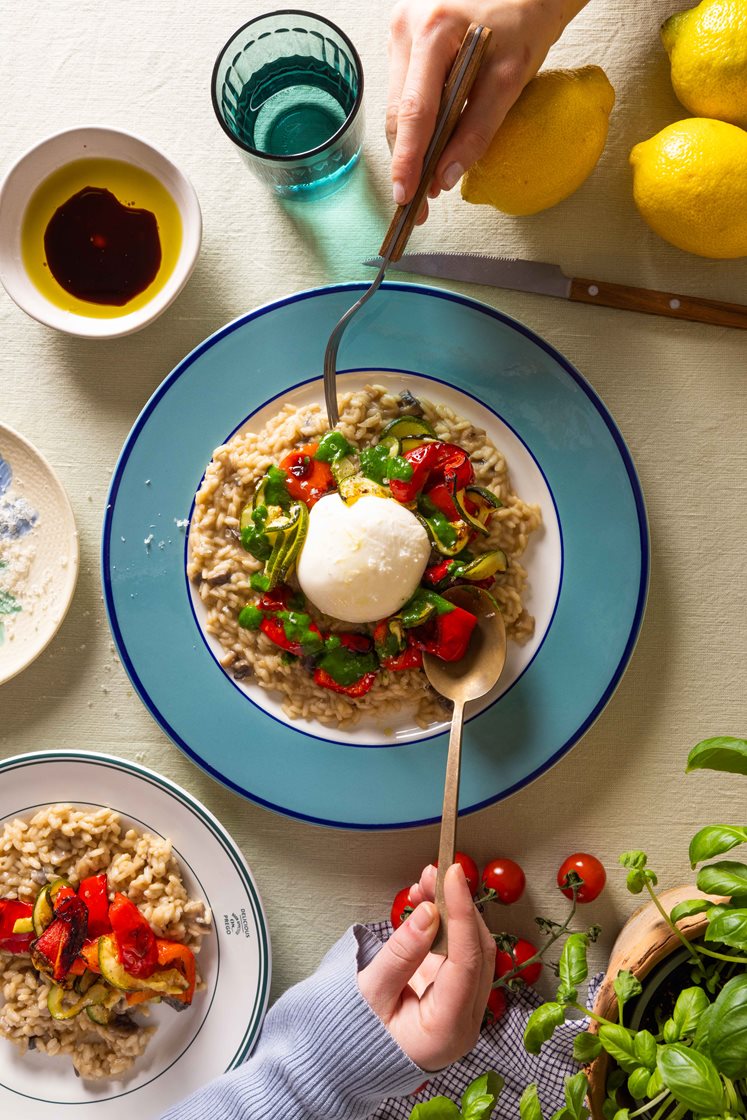 Risotto ai funghi con verdure, mozzarella e olio all'aglio